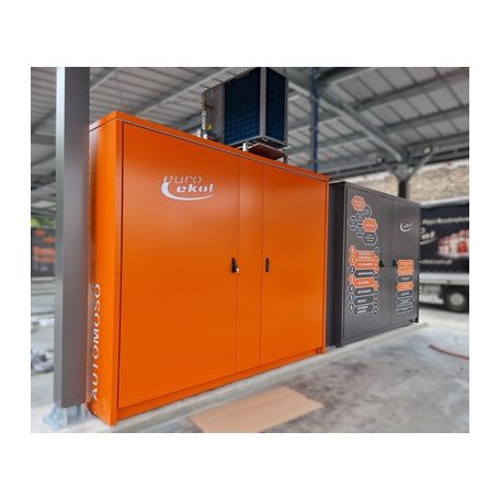 Tehnologie de spălătorie auto self-service cu 3 posturi, integrată într-un dulap.